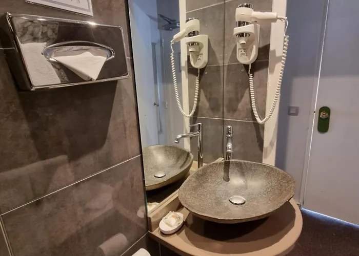 Hotell France Eiffel 3*